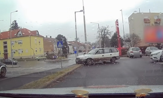 A rendőr&ouml;k szeme l&aacute;tt&aacute;ra hajtott villanyoszlopnak egy ittas sofőr Marcaliban - VIDE&Oacute;