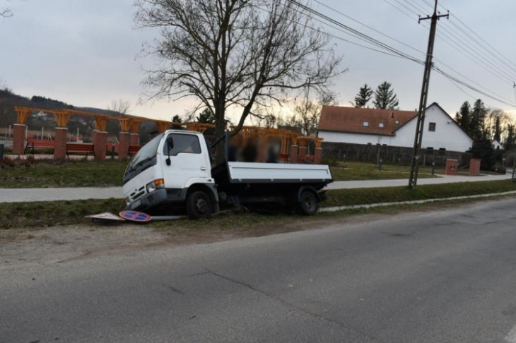 Piásan vitt ki egy táblát, majd csúszott bele kisteherautójával az árokba