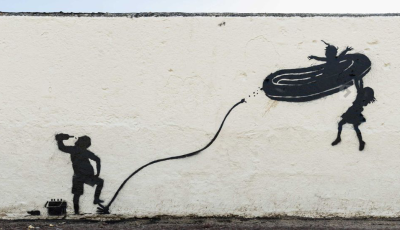 Lefestettek egy Banksy-graffitit, mert szomor&uacute; eml&eacute;keket &eacute;bresztett