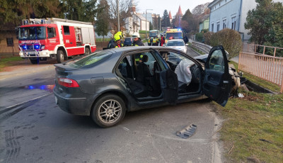 Szalagkorl&aacute;tnak &uuml;tk&ouml;z&ouml;tt egy aut&oacute; Csurg&oacute;n, ketten s&uacute;lyosan megs&eacute;r&uuml;ltek