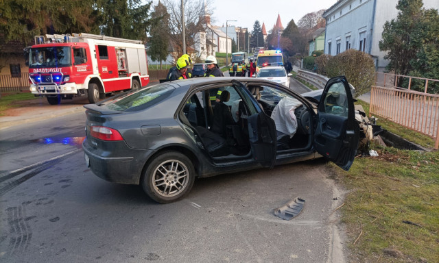 Szalagkorl&aacute;tnak &uuml;tk&ouml;z&ouml;tt egy aut&oacute; Csurg&oacute;n, ketten s&uacute;lyosan megs&eacute;r&uuml;ltek