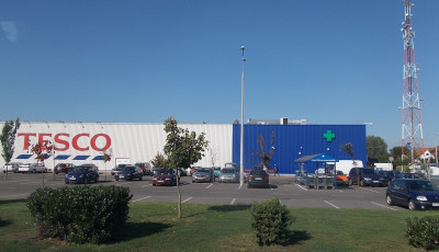 Ennyivel emel b&eacute;reket a Tesco, a Penny, az Auchan &eacute;s az Aldi