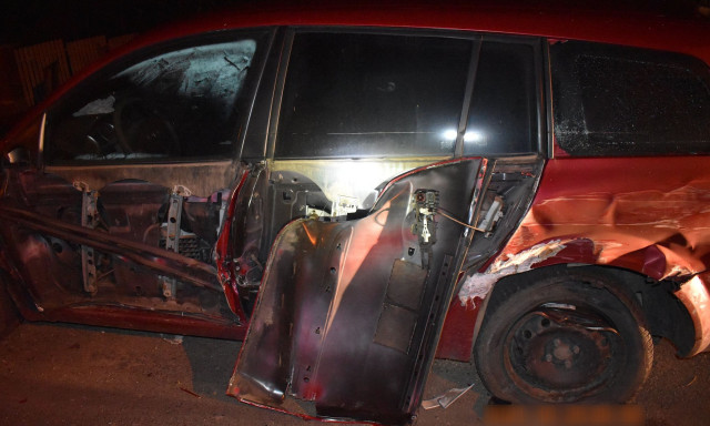 R&aacute; akart gy&uacute;jtani a kamionos, levitte egy parkol&oacute; aut&oacute; oldal&aacute;t