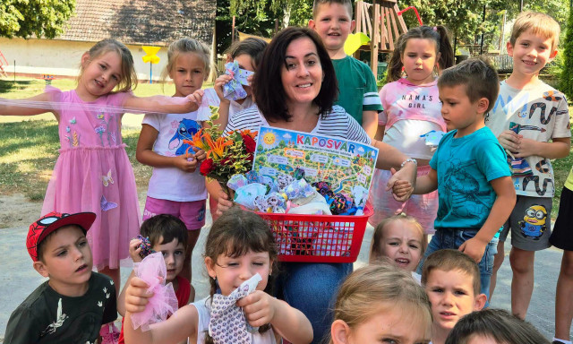 T&uuml;nd&eacute;rposta indult a Petőfi &Oacute;vod&aacute;ban: a gyerekek saj&aacute;t kezű aj&aacute;nd&eacute;kokkal lepik meg t&aacute;rsaikat
