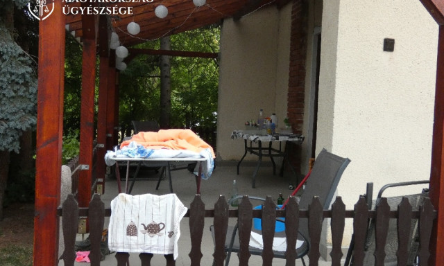 Sorozatbet&ouml;rőt fogtak a si&oacute;foki rendőr&ouml;k - Az sem zavarta, hogy az egyik csal&aacute;d otthon volt a rabl&aacute;s k&ouml;zben