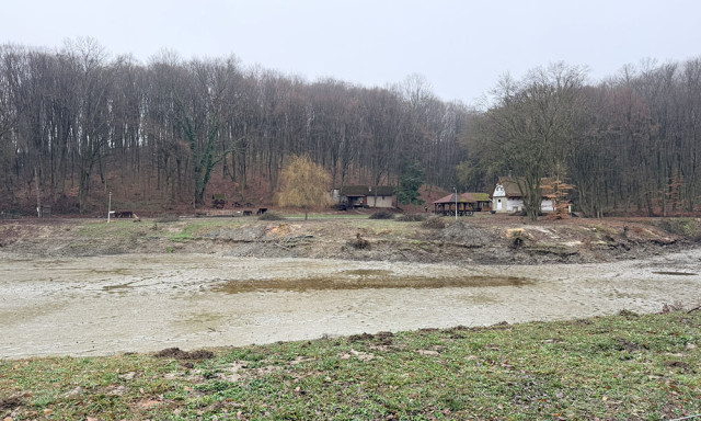 Leeresztett&eacute;k a Gyerty&aacute;nosi Parkerdő tav&aacute;t, fel&uacute;j&iacute;tj&aacute;k a st&eacute;geket