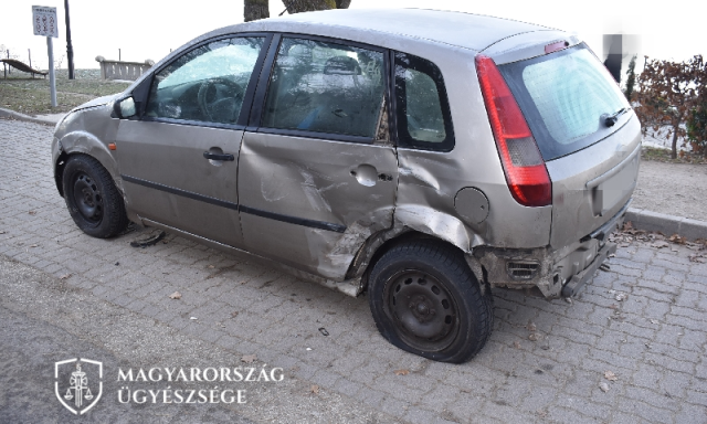 R&eacute;szegen ny&uacute;lta le ismerőse aut&oacute;j&aacute;t am&iacute;g az mellette cigizett, ez lett belőle