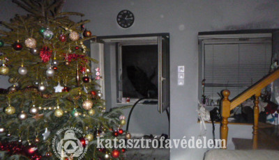 Meggyulladt az adventi koszor&uacute; h&eacute;tfőn egy balatonkereszt&uacute;ri csal&aacute;di h&aacute;zban