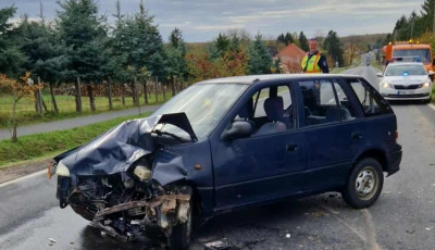 Frontálisan karambolozott két autó Inkén