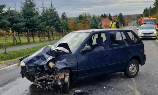 Front&aacute;lisan karambolozott k&eacute;t aut&oacute; Ink&eacute;n
