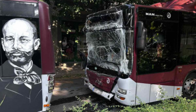 T&ouml;megkarambol t&ouml;rt&eacute;nt Kaposv&aacute;ron, k&eacute;t busz is megs&iacute;nylette a balesetet