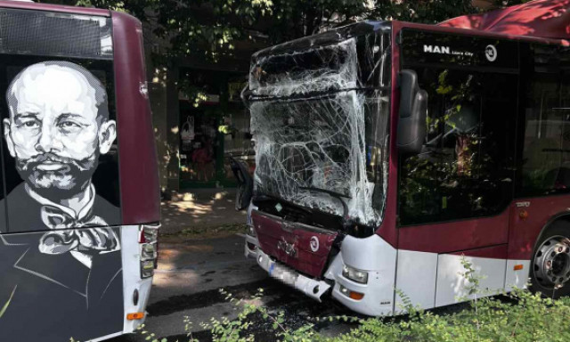 T&ouml;megkarambol t&ouml;rt&eacute;nt Kaposv&aacute;ron, k&eacute;t busz is megs&iacute;nylette a balesetet