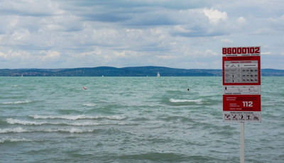 Ha ilyen t&aacute;bl&aacute;kat l&aacute;tsz a Balatonon, ne lepődj meg!