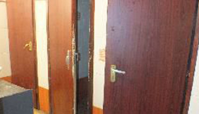 Rug&oacute;sk&eacute;s is előker&uuml;lt egy balatonlellei diszk&oacute; mosd&oacute;j&aacute;ban, t&ouml;bben raboltak ki egy fiatalt