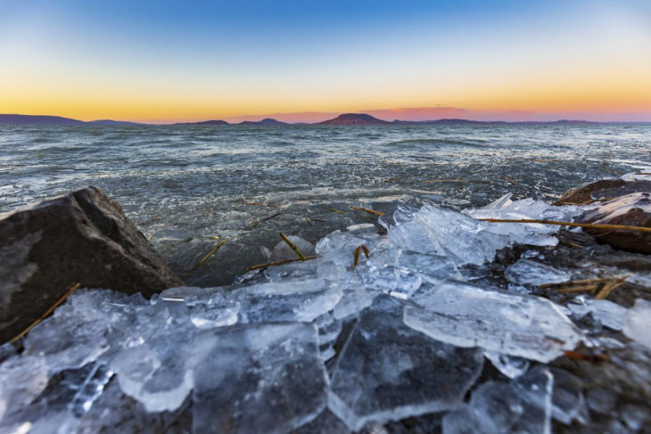 Így darabolta fel a Balaton jegét a vasárnapi viharos szél
