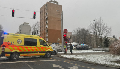 Baleset t&ouml;rt&eacute;nt a 48-as Ifj&uacute;s&aacute;g &uacute;tja &eacute;s a Honv&eacute;d utca kereszteződ&eacute;s&eacute;ben