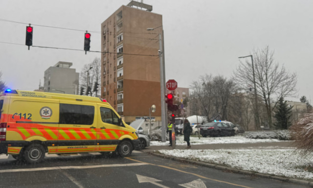 Baleset t&ouml;rt&eacute;nt a 48-as Ifj&uacute;s&aacute;g &uacute;tja &eacute;s a Honv&eacute;d utca kereszteződ&eacute;s&eacute;ben