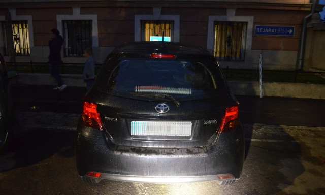 Az OTP parkol&oacute;ban letolatott egy Yaris-t, majd megl&eacute;pett - Keresi a rendőrs&eacute;g
