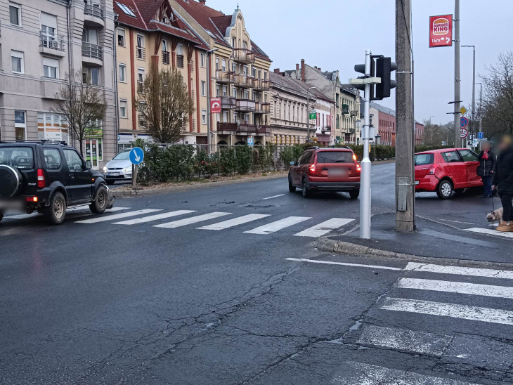 Így festett a szombati baleset a Plázánál
