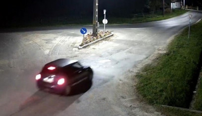 Az &eacute;j leple alatt k&ouml;t&ouml;tt el egy kocsit k&eacute;t f&eacute;rfi Somogyszobon.