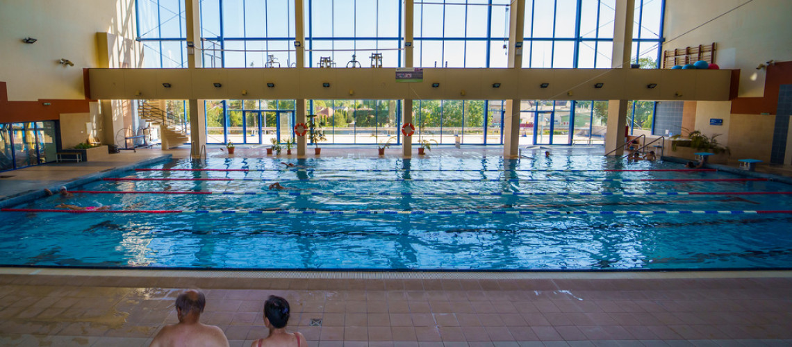 T&iacute;z napra bez&aacute;r a Vir&aacute;gf&uuml;rdő 25 m&eacute;teres medenc&eacute;je