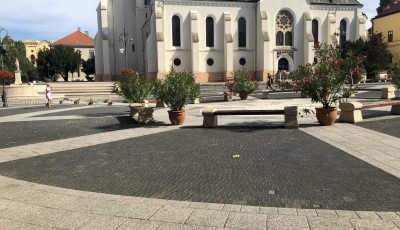 500 milli&oacute;s Eur&oacute;pai Uni&oacute;s t&aacute;mogat&aacute;sb&oacute;l fel&uacute;j&iacute;tj&aacute;k a Kossuth teret &eacute;s a sz&ouml;kőkutat is