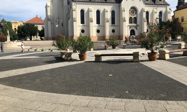 500 milli&oacute;s Eur&oacute;pai Uni&oacute;s t&aacute;mogat&aacute;sb&oacute;l fel&uacute;j&iacute;tj&aacute;k a Kossuth teret &eacute;s a sz&ouml;kőkutat is