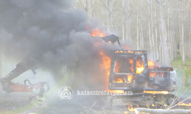 Kigyulladt egy l&aacute;nctalpas munkag&eacute;p L&aacute;bodn&aacute;l