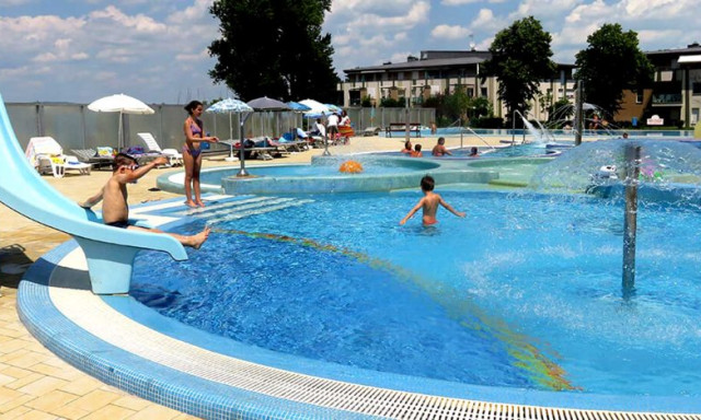 Olyan magasak a fenntart&aacute;si k&ouml;lts&eacute;gek, hogy id&eacute;n nem nyit ki a n&eacute;pszerű balatoni &eacute;lm&eacute;nyf&uuml;rdő