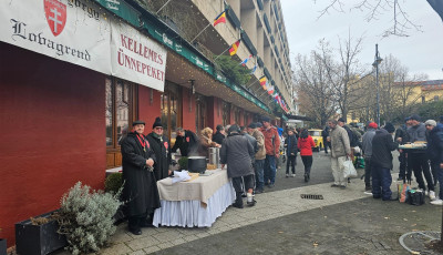 Ism&eacute;t lesz kar&aacute;csonyi &eacute;teloszt&aacute;s a Kossuth t&eacute;ren