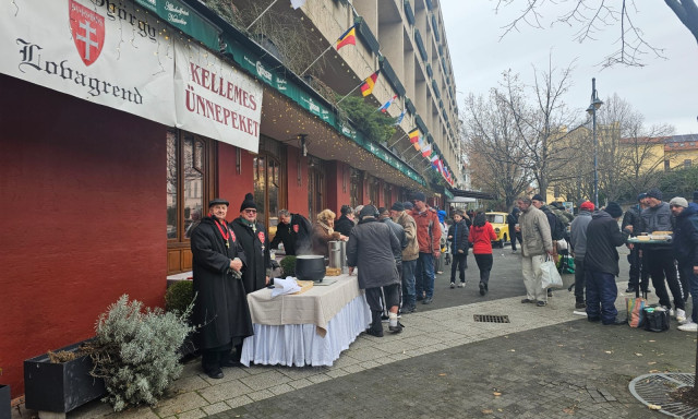 Ism&eacute;t lesz kar&aacute;csonyi &eacute;teloszt&aacute;s a Kossuth t&eacute;ren