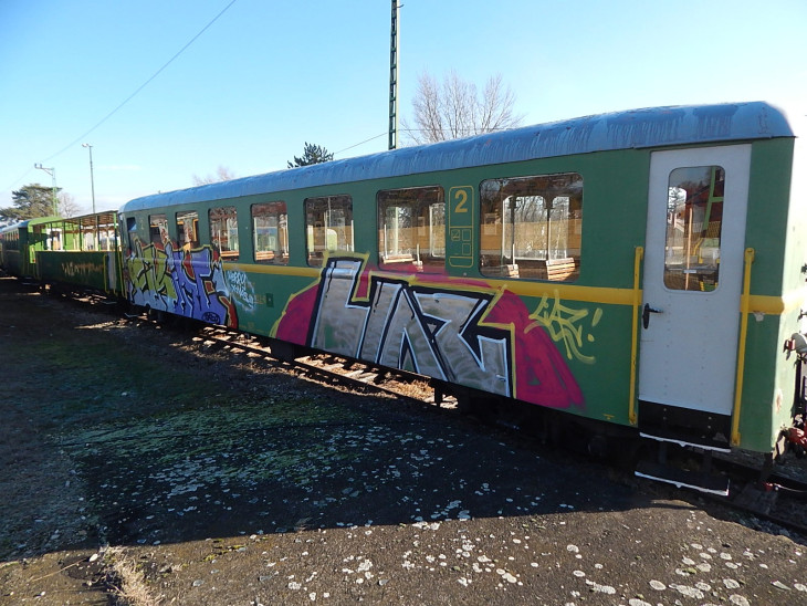 Graffiti került a balatonfenyvesi kisvasút oldalára, elfogták a festőt