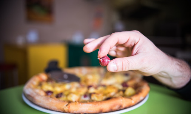 Tobz&oacute;dik az őr&uuml;lts&eacute;gekben a Torkos &uacute;j &eacute;tlapja - Cheetos burger, meggyes pizza &eacute;sat&ouml;bbi&#039;