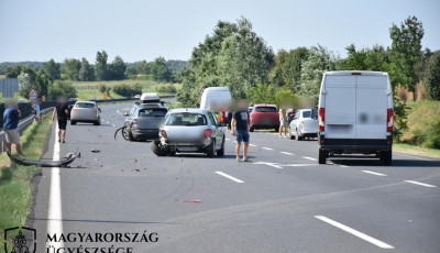 Letarolta a kocsisort a figyelmetlen sofőr, hat aut&oacute; &eacute;s &ouml;t szem&eacute;ly s&eacute;r&uuml;lt meg
