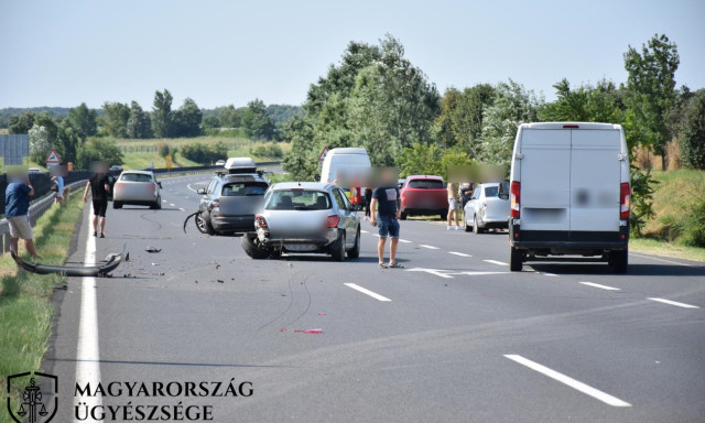 Letarolta a kocsisort a figyelmetlen sofőr, hat aut&oacute; &eacute;s &ouml;t szem&eacute;ly s&eacute;r&uuml;lt meg