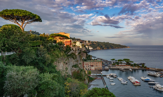 200 ezer forintos b&uuml;ntet&eacute;s j&aacute;r mostant&oacute;l, ha f&uuml;rdőruh&aacute;ban s&eacute;t&aacute;lgatsz az olaszorsz&aacute;gi Sorrento utc&aacute;in