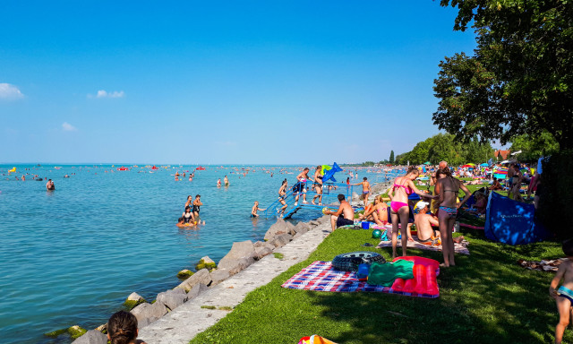 42 f&eacute;le gy&oacute;gyszert mutattak ki a Balatonb&oacute;l, Zam&aacute;rdin&aacute;l kokaint is tal&aacute;ltak