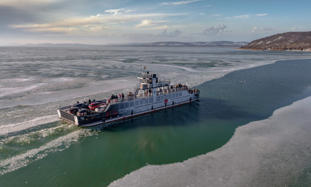 &Uacute;jraindul a balatoni kompforgalom