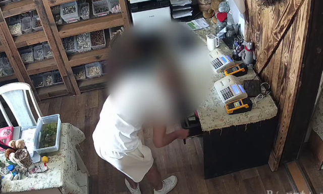 &Uuml;d&iacute;tőt k&eacute;rt, de val&oacute;j&aacute;ban lopni akart &ndash; k&ouml;zel harminc lak&aacute;sba pr&oacute;b&aacute;lt bejutni egy kaposv&aacute;ri tolvaj - VIDE&Oacute;
