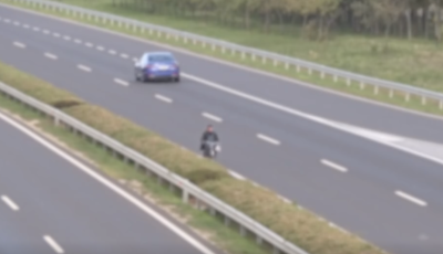 Autópálya? Jó lesz az bringaútnak is - Kerékpárral szemben a forgalommal tekert egy férfi az M30-ason