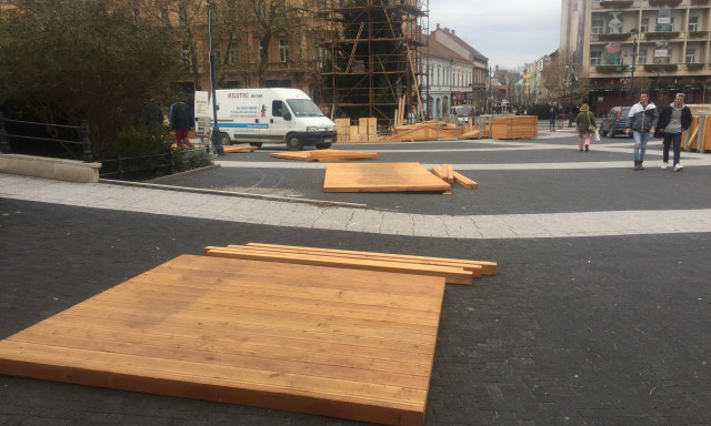M&aacute;r k&eacute;sz&uuml;l az Adventi v&aacute;s&aacute;r a Kossuth t&eacute;ren