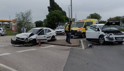 &Ouml;ssze&uuml;tk&ouml;z&ouml;tt k&eacute;t aut&oacute; Balatonbogl&aacute;ron, h&aacute;rom utast kellett k&oacute;rh&aacute;zba sz&aacute;ll&iacute;tani