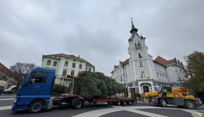 A Kossuth t&eacute;rre &eacute;rt a v&aacute;ros kar&aacute;csonyf&aacute;ja