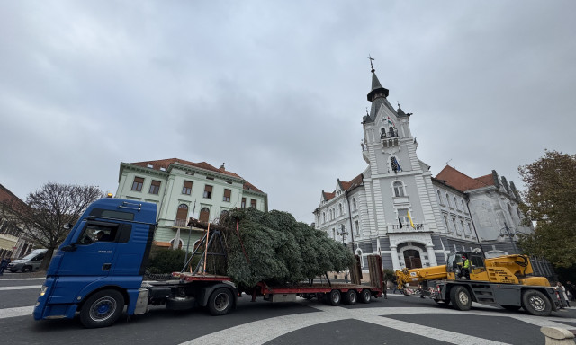 A Kossuth t&eacute;rre &eacute;rt a v&aacute;ros kar&aacute;csonyf&aacute;ja