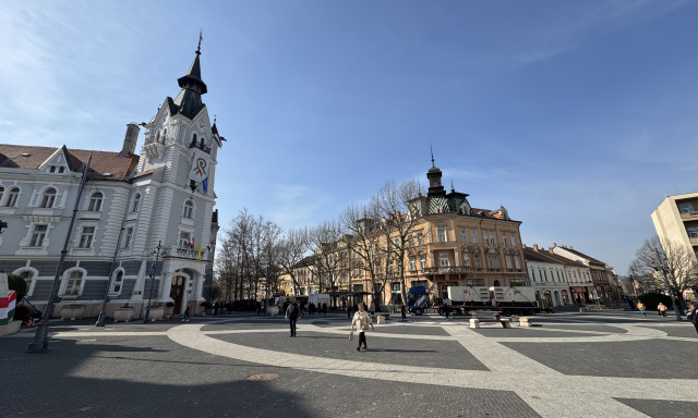 M&aacute;r &eacute;p&uuml;l a sz&iacute;npad, este &eacute;rkezik Orb&aacute;n Viktor Kaposv&aacute;rra