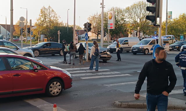 Rendőri ir&aacute;ny&iacute;t&aacute;s mellett is baleset t&ouml;rt&eacute;nt a Berzsenyi utcai kereszteződ&eacute;sben