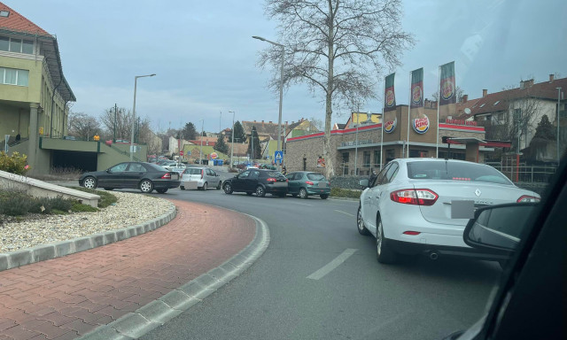 Baleset a Burger Kingn&eacute;l l&eacute;vő k&ouml;rforgalomn&aacute;l, rendőr&ouml;k ir&aacute;ny&iacute;tj&aacute;k a forgalmat