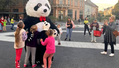 &Oacute;ri&aacute;spanda osztott &ouml;lel&eacute;seket a Kossuth t&eacute;ren