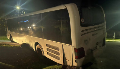 Árokba hajtott egy busz Böhönyén