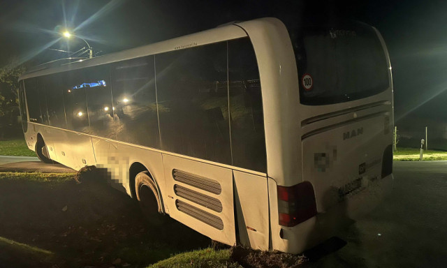 &Aacute;rokba hajtott egy busz B&ouml;h&ouml;ny&eacute;n